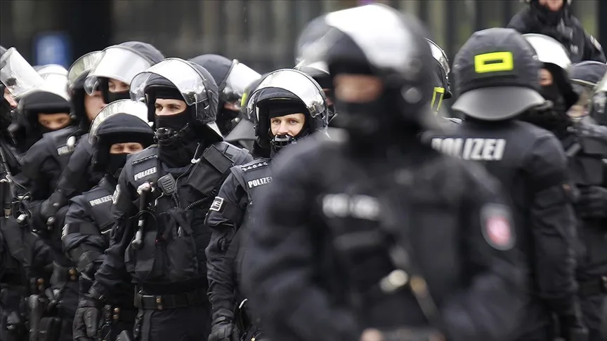 Almanya’da AfD kongresini engellemeye çalışanlar ile polis arasında arbede çıktı