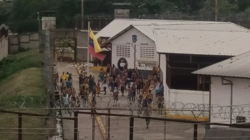 Venezuela’da cezaevlerindeki açlık grevi bakanı görevinden etti